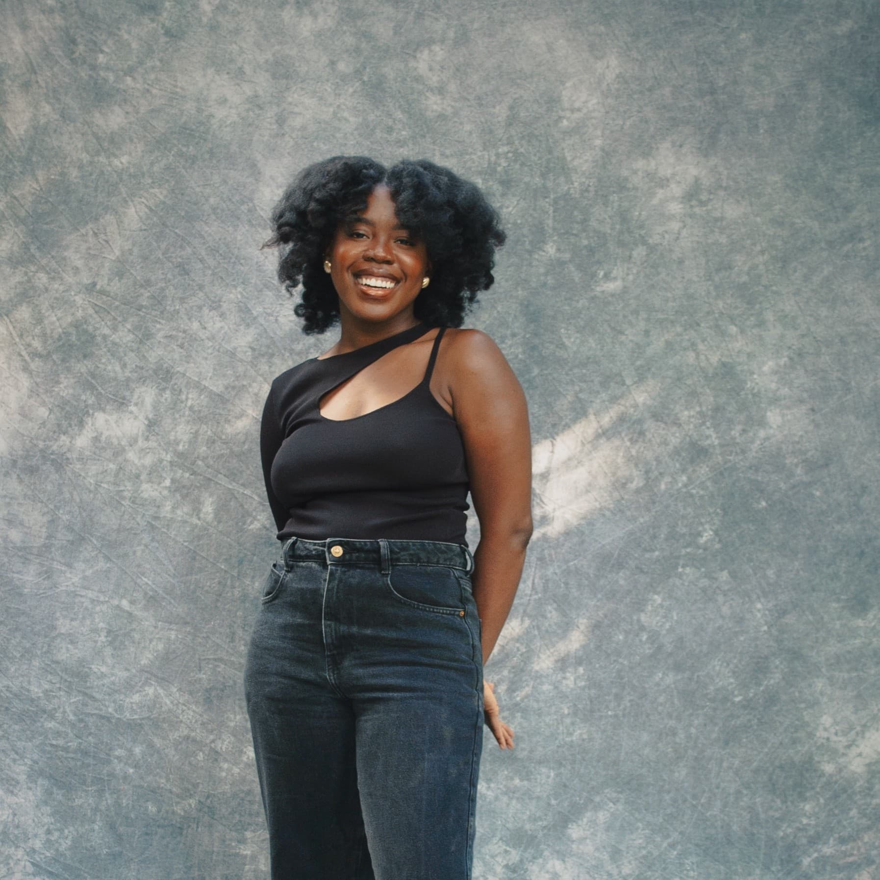 A photograph shows a portrait of Claudia Owusu.
