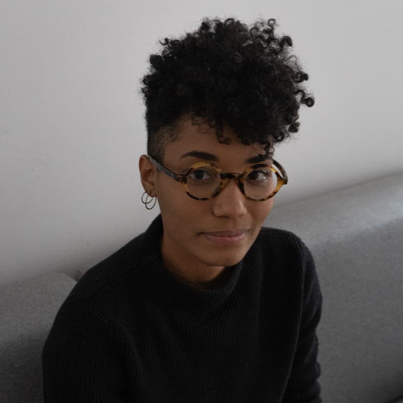 A photograph shows a portrait of Victoria Negreiros.