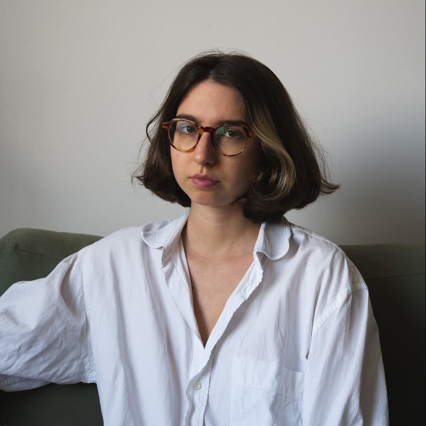 A photograph shows a portrait of Júlia Fávero.