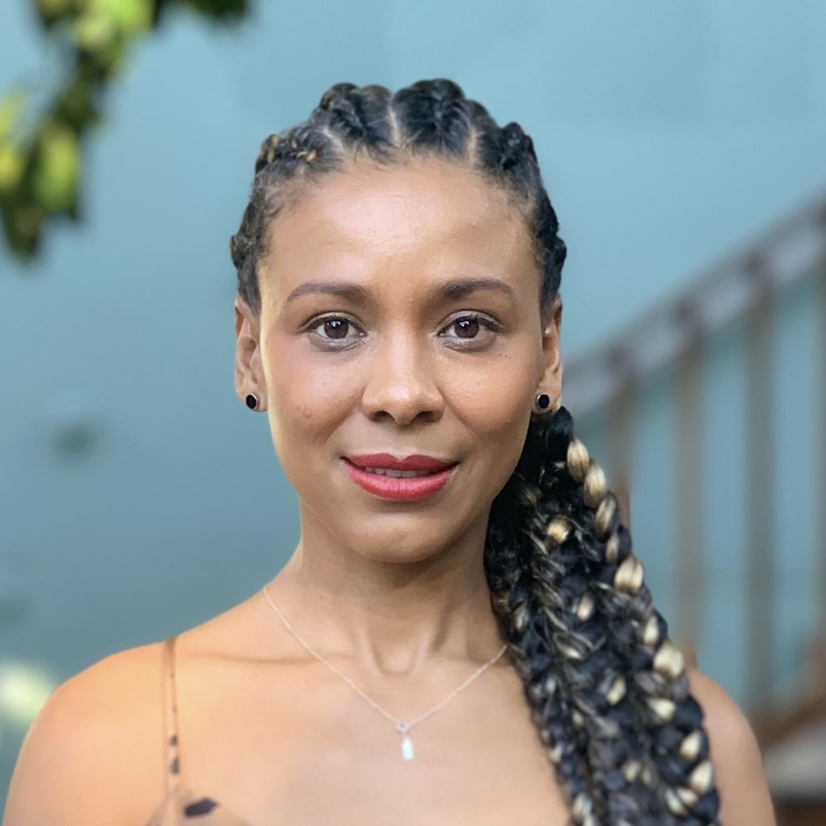 A photograph shows a portrait of Débora Souza Silva.